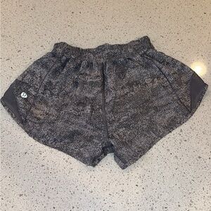 COPY - Lululemon Hotty Hot Short *2.5”* size 2